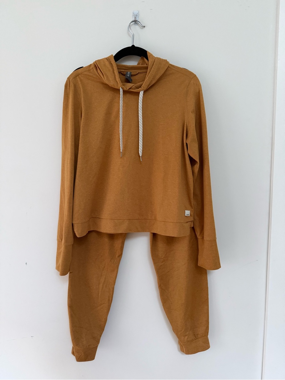 Vuori Halo Women's Hoodie & Joggers Set